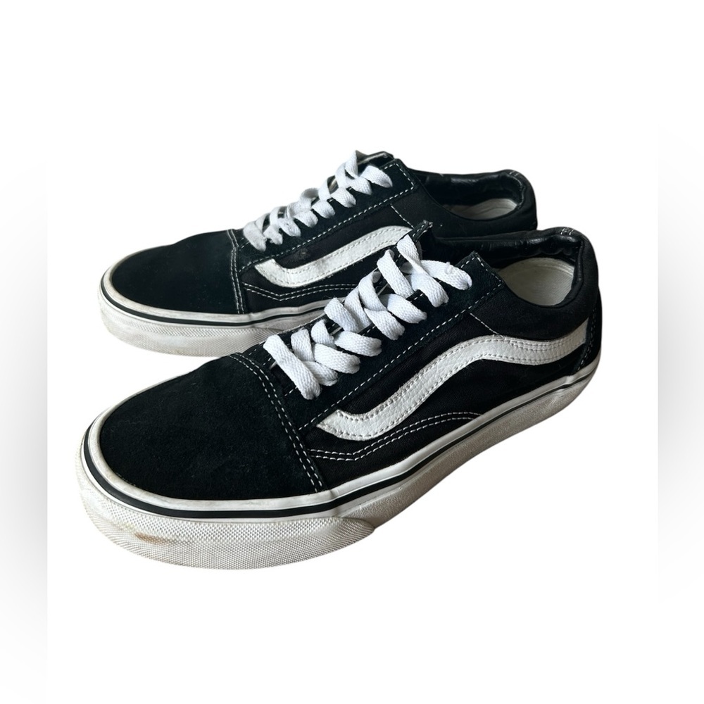 Vans classic black and white skater shoes in men’s 7/women’s 8.5 - Picture 2 of 8